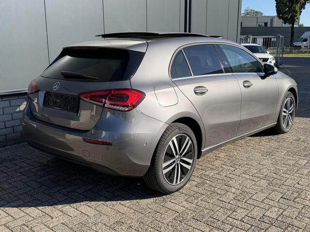 Mercedes-Benz A-KLASSE 250 e Business Line 17"/Panoramadak/Adaptieve cruise/Dodehoek/Stoelverwarming/LED/PDC v+a/Apple Carplay & Android Auto