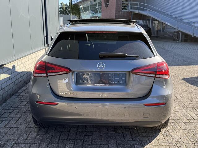 Mercedes-Benz A-KLASSE 250 e Business Line 17"/Panoramadak/Adaptieve cruise/Dodehoek/Stoelverwarming/LED/PDC v+a/Apple Carplay & Android Auto
