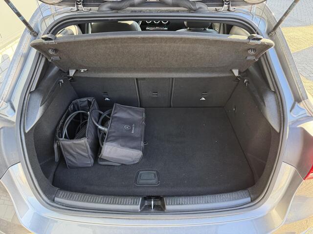 Mercedes-Benz A-KLASSE 250 e Business Line 17"/Panoramadak/Adaptieve cruise/Dodehoek/Stoelverwarming/LED/PDC v+a/Apple Carplay & Android Auto