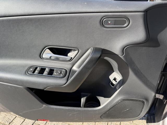 Mercedes-Benz A-KLASSE 250 e Business Line 17"/Panoramadak/Adaptieve cruise/Dodehoek/Stoelverwarming/LED/PDC v+a/Apple Carplay & Android Auto