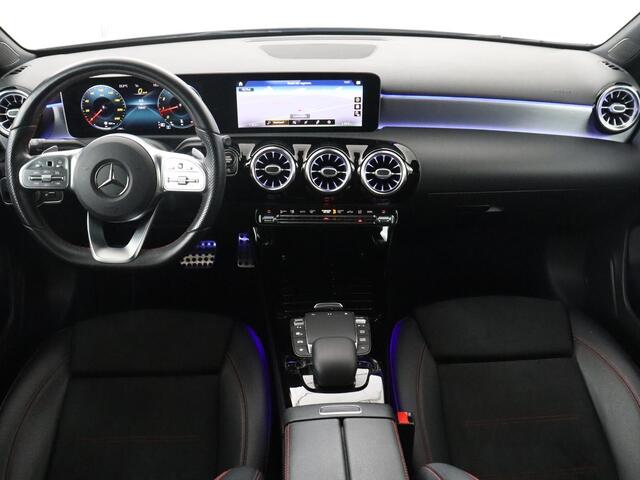 Mercedes-Benz A-KLASSE 180 Business Solution AMG | Camera | Stoelverwarming | LED | Sfeerverlichting | Navigatie | AMG Line |