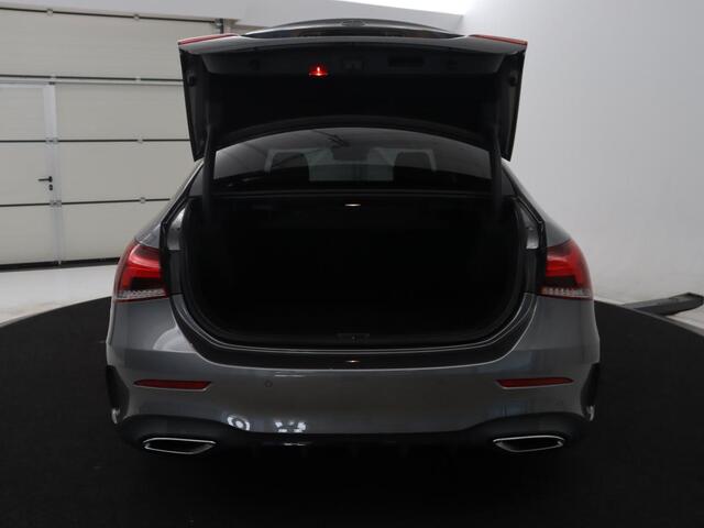 Mercedes-Benz A-KLASSE 180 Business Solution AMG | Camera | Stoelverwarming | LED | Sfeerverlichting | Navigatie | AMG Line |