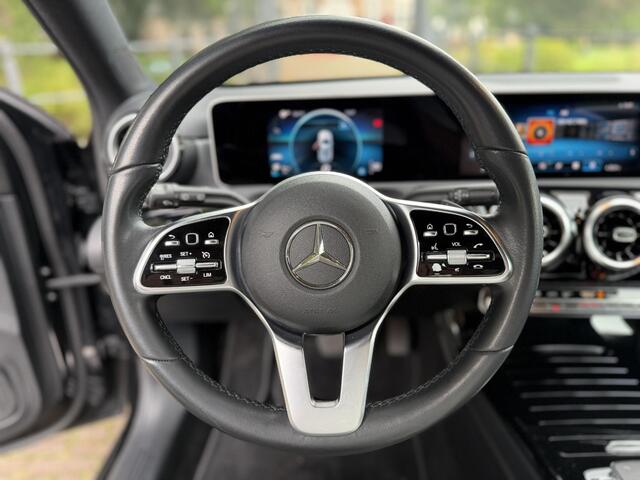 Mercedes-Benz A-KLASSE 200 Business Solution | Leder | Camera | Stoelverwarming | Nieuwe Service & APK | Garantie |