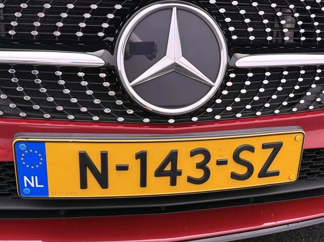 Mercedes-Benz A-KLASSE 180 AMG Nightpakket | Sfeerverlichting | Stoelverwarming | DAB | LED | Parkeerpakket met Camera | Inclusief 24 maanden Mercedes-Benz Certified garantie voor Europa.