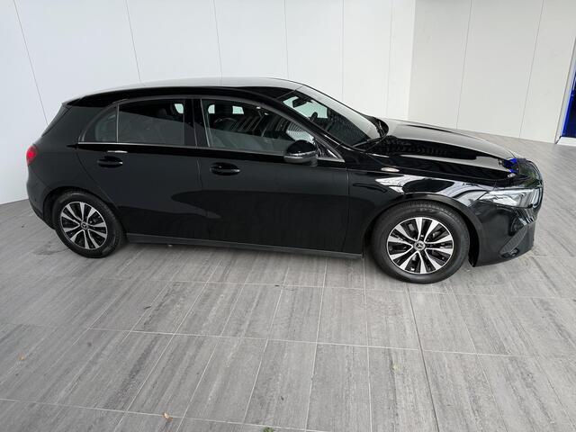 Mercedes-Benz A-KLASSE 180 Star Edition | Widescreen | Achteruitrijcamera | Led-koplampen | Parkeer assistent | Stoelverwarming |