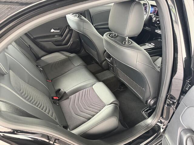 Mercedes-Benz A-KLASSE 180 Star Edition | Widescreen | Achteruitrijcamera | Led-koplampen | Parkeer assistent | Stoelverwarming |