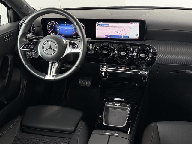Mercedes-Benz A-KLASSE 180 Star Edition | Widescreen | Achteruitrijcamera | Led-koplampen | Parkeer assistent | Stoelverwarming |