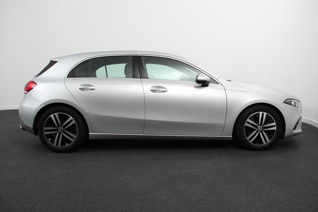 Mercedes-Benz A-KLASSE 180 Progressive 7-DCT Navigatie Climate Control Virtual Cockpit Stoelverwarming 17" Lichtmetalen velgen Parkeer sensoren Cruise Control