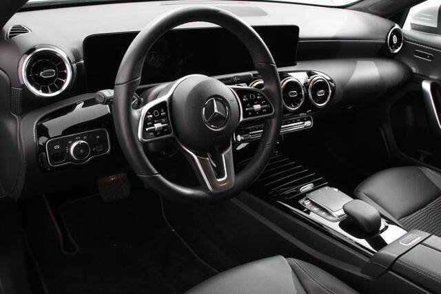 Mercedes-Benz A-KLASSE 180 Progressive 7-DCT Navigatie Climate Control Virtual Cockpit Stoelverwarming 17" Lichtmetalen velgen Parkeer sensoren Cruise Control