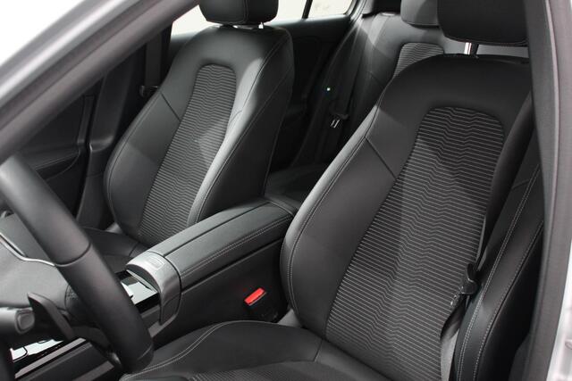 Mercedes-Benz A-KLASSE 180 Progressive 7-DCT Navigatie Climate Control Virtual Cockpit Stoelverwarming 17" Lichtmetalen velgen Parkeer sensoren Cruise Control