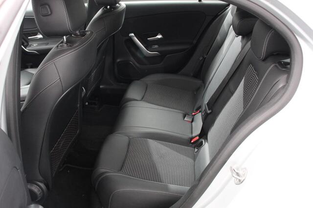 Mercedes-Benz A-KLASSE 180 Progressive 7-DCT Navigatie Climate Control Virtual Cockpit Stoelverwarming 17" Lichtmetalen velgen Parkeer sensoren Cruise Control
