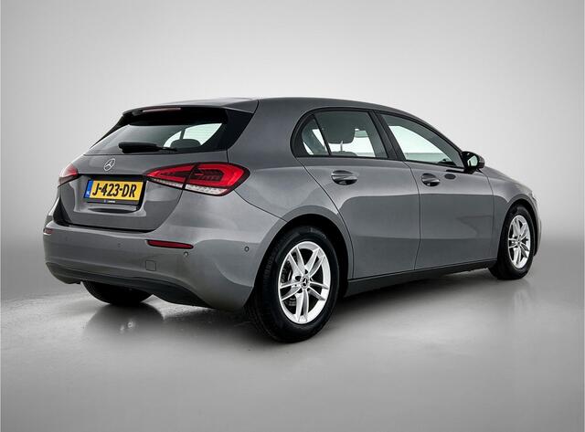Mercedes-Benz A-KLASSE 160 Business Solution | Parkeerpakket met Camera | Ledkoplampen | Navigatie | Stoelverwarming | Inclusief 12 Maanden Garantie.