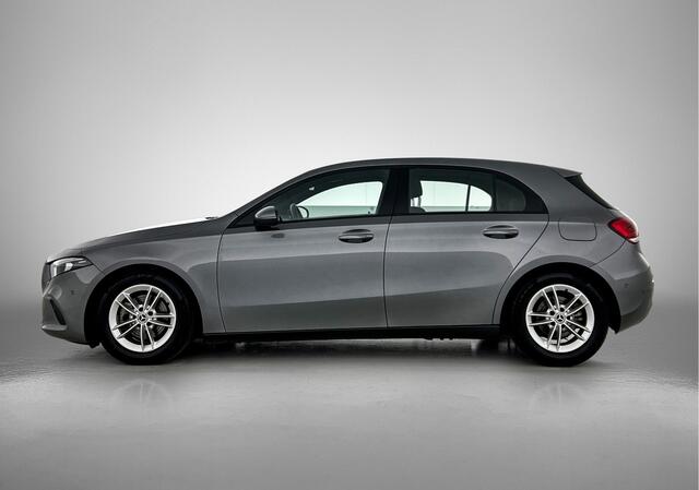 Mercedes-Benz A-KLASSE 160 Business Solution | Parkeerpakket met Camera | Ledkoplampen | Navigatie | Stoelverwarming | Inclusief 12 Maanden Garantie.