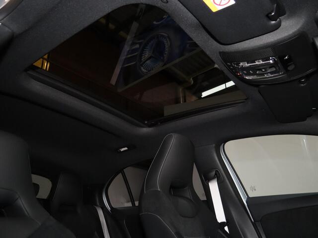 Mercedes-Benz A-KLASSE 180 Business Solution AMG | Panoramaschuifdak | AMG Line Plus pakket | 19"AMG-velgen | Head-up display | Dodehoekassistent |