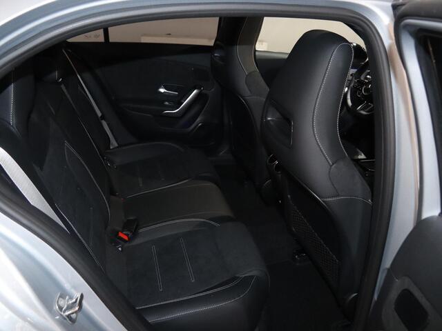 Mercedes-Benz A-KLASSE 180 Business Solution AMG | Panoramaschuifdak | AMG Line Plus pakket | 19"AMG-velgen | Head-up display | Dodehoekassistent |