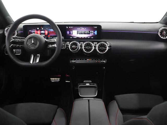 Mercedes-Benz A-KLASSE 180 Business Solution AMG | Panoramaschuifdak | Premium Plus pakket | Stoelverwarming | Achteruitrijcamera | MULTIBEAM LED |