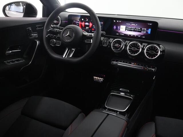 Mercedes-Benz A-KLASSE 180 Business Solution AMG | Panoramaschuifdak | Premium Plus pakket | Stoelverwarming | Achteruitrijcamera | MULTIBEAM LED |