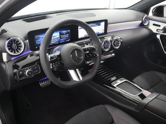 Mercedes-Benz A-KLASSE 180 Business Solution AMG | Panoramaschuifdak | Premium plus | Head-Up | Stoelverwarming | Achteruitrijcamera | MULTIBEAM LED |