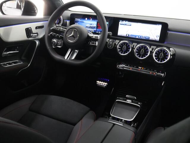 Mercedes-Benz A-KLASSE 180 Business Solution AMG | Panoramaschuifdak | Premium plus | Head-Up | Stoelverwarming | Achteruitrijcamera | MULTIBEAM LED |