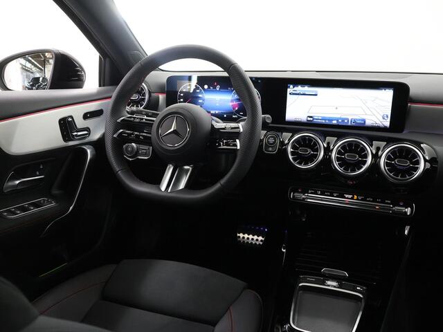 Mercedes-Benz A-KLASSE 180 Business Solution AMG | Panoramaschuifdak | Premium plus | Head-Up | Stoelverwarming | Achteruitrijcamera | MULTIBEAM LED |