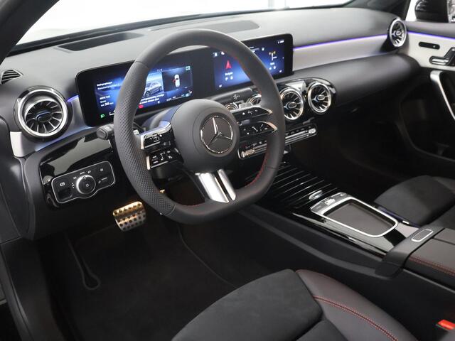 Mercedes-Benz A-KLASSE 180 Business Solution AMG | Panoramaschuifdak | Premium plus | Head-Up | Stoelverwarming | Achteruitrijcamera | MULTIBEAM LED |