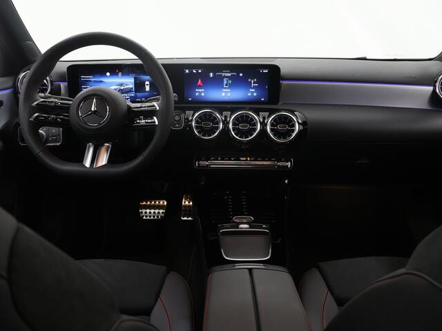 Mercedes-Benz A-KLASSE 180 Business Solution AMG | Panoramaschuifdak | Premium plus | Head-Up | Stoelverwarming | Achteruitrijcamera | MULTIBEAM LED |
