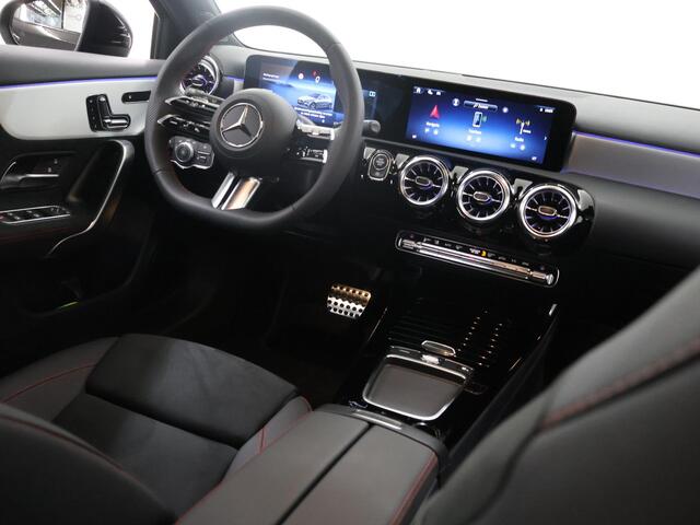 Mercedes-Benz A-KLASSE 180 Business Solution AMG | Panoramaschuifdak | Premium plus | Head-Up | Stoelverwarming | Achteruitrijcamera | MULTIBEAM LED |