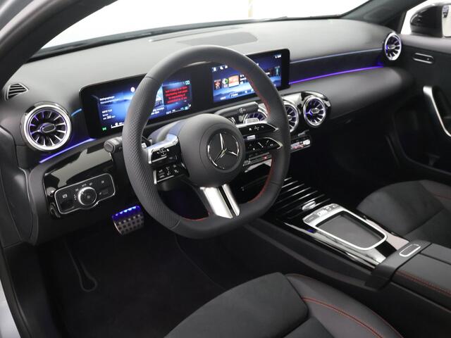 Mercedes-Benz A-KLASSE 180 Business Solution AMG | Panoramaschuifdak | Stoelverwarming | Achteruitrijcamera | MULTIBEAM LED |