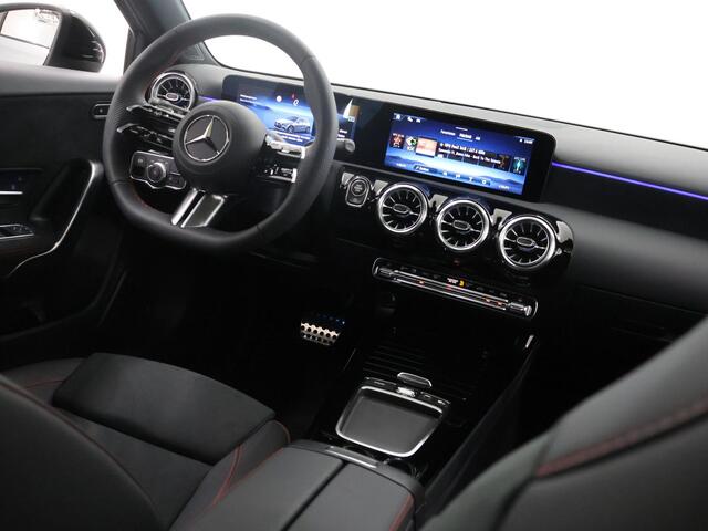 Mercedes-Benz A-KLASSE 180 Business Solution AMG | Panoramaschuifdak | Stoelverwarming | Achteruitrijcamera | MULTIBEAM LED |