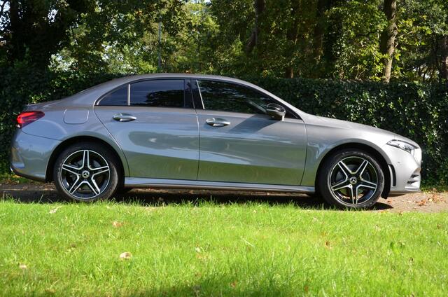 Mercedes-Benz A-KLASSE 250 e Business Solution AMG Limited Automaat/Led/Navi/Pdc/Ecc/Panoramadak/Achteruitrijcamera/Stoelverwarming/Cr-Controle/Privacy-Glass/Lmv/18-Inch Lmv/ Elektrisch verstelbare voorstoelen met geheugenfunctie