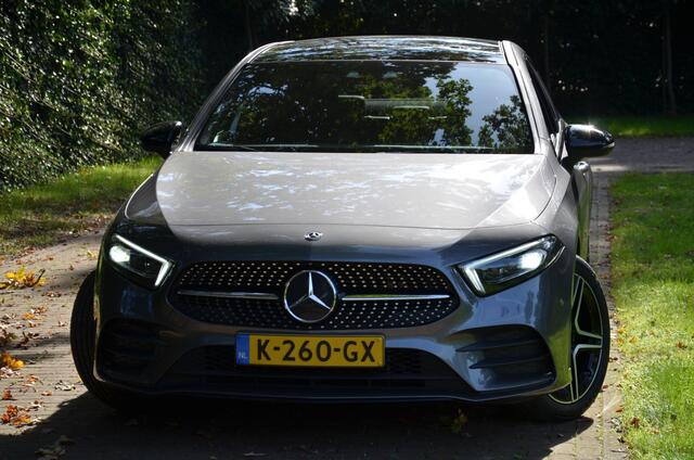 Mercedes-Benz A-KLASSE 250 e Business Solution AMG Limited Automaat/Led/Navi/Pdc/Ecc/Panoramadak/Achteruitrijcamera/Stoelverwarming/Cr-Controle/Privacy-Glass/Lmv/18-Inch Lmv/ Elektrisch verstelbare voorstoelen met geheugenfunctie