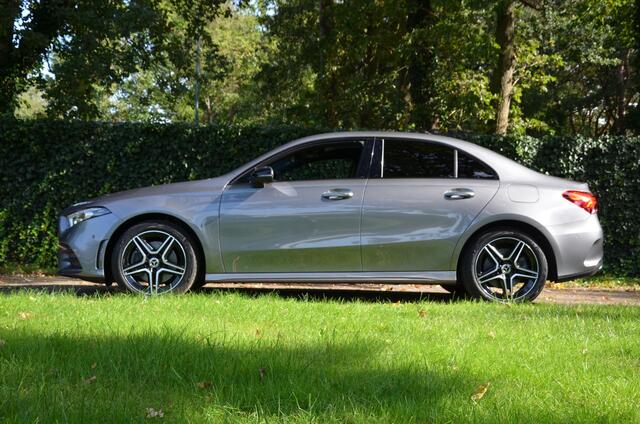 Mercedes-Benz A-KLASSE 250 e Business Solution AMG Limited Automaat/Led/Navi/Pdc/Ecc/Panoramadak/Achteruitrijcamera/Stoelverwarming/Cr-Controle/Privacy-Glass/Lmv/18-Inch Lmv/ Elektrisch verstelbare voorstoelen met geheugenfunctie