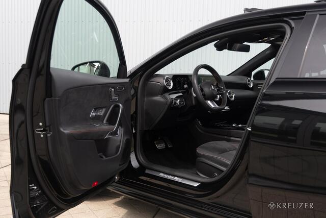 Mercedes-Benz A-KLASSE 250e AMG Line | 9.900KM | Panorama | Memory | 360 Camera | Sfeerverlichting