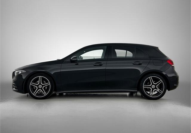 Mercedes-Benz A-KLASSE 160 AMG Nightpakket | Trekhaak | Sfeerverlichting | Augmented Reality | Led | Parkeerpakket met Camera | Inclusief 24 maanden Mercedes-Benz Certified garantie voor Europa. garage-sale