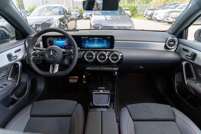 Mercedes-Benz A-KLASSE 180 Business Solution AMG | Panoramaschuifdak | Premium Plus | Nightpakket | 19"Multispaak AMG velgen | Stoelverwarming | 360° camera | Head-up display |