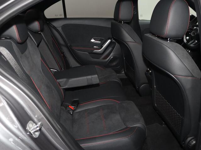 Mercedes-Benz A-KLASSE 180 Star Edition AMG Line | Night | Achteruitrijcamera | Dodehoekassistent |