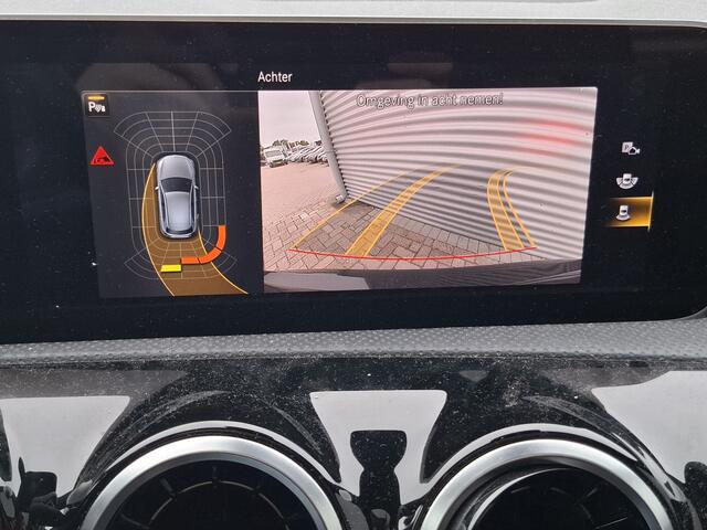 Mercedes-Benz A-KLASSE 180 Business Solution AMG | Nieuw Binnen! | Pano | Stoelverwarming | Clima