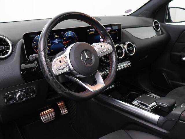 Mercedes-Benz B-KLASSE 180 Business Solution AMG | Automaat | Panoramadak | Flippers | Multifunctioneel stuurwiel | Cruisecontrol | Spraakbediening | Bluetooth | Stoelverwarming | Deurvergrendeling | Climate | Dab+ | Navigatie | Apple Carplay - Androidauto | Parkeersensoren | A