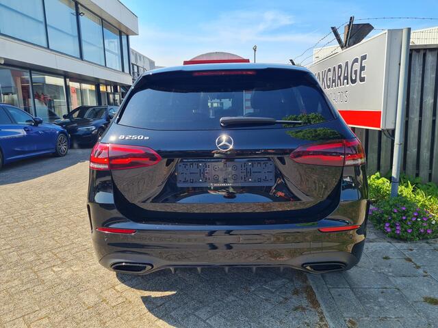 Mercedes-Benz B-KLASSE 250 e AMG Line Nightpakket 18''/Panoramadak/Sfeerverlichting/DAB/PDC v+a/Stoelverwarming/Climate/Apple Carplay & Android Auto