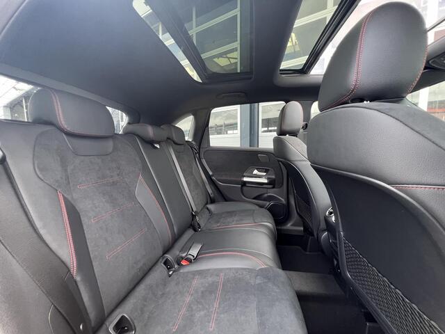 Mercedes-Benz B-KLASSE 180 AMG Line | Premium Pakket | Night Pakket | Panoramadak | Dodehoekassistent | Sfeerverlichting | Stoelverwarming | Apple CarPlay | Android Auto |