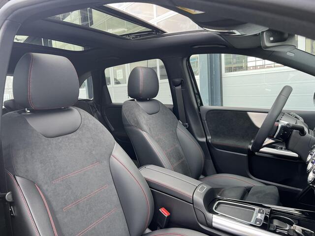 Mercedes-Benz B-KLASSE 180 AMG Line | Premium Pakket | Night Pakket | Panoramadak | Dodehoekassistent | Sfeerverlichting | Stoelverwarming | Apple CarPlay | Android Auto |