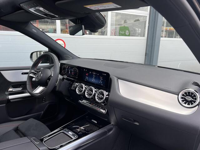 Mercedes-Benz B-KLASSE 180 AMG Line | Premium Pakket | Night Pakket | Panoramadak | Dodehoekassistent | Sfeerverlichting | Stoelverwarming | Apple CarPlay | Android Auto |