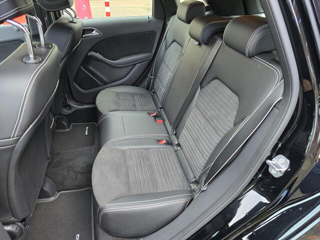 Mercedes-Benz B-KLASSE 180 Business Solution AMG Upgrade Edition Parkeersensoren,Navi.Trekhaak.Camera.