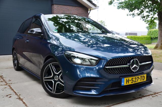 Mercedes-Benz B-KLASSE 180 Business Solution AMG Automaat/Led/Navi/Pdc/Ecc/Panoramadak/Achteruitrijcamera/Stoelverwarming/Cr-Controle/Privacy-Glas/18-Inch Lmv