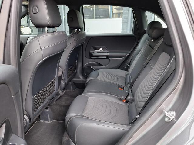 Mercedes-Benz B-KLASSE 180 Business Solution | Trekhaak | Widescreen | Stoelverwarming | LED verlichting | Elektrische achterklep