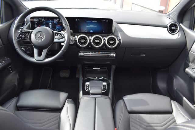 Mercedes-Benz B-KLASSE 180 Business Solution Plus N.A.P, Panorama, Elek. trekhaak, Camera, Stoelverwarming