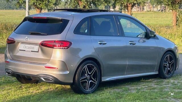 Mercedes-Benz B-KLASSE 200 AMG LINE AUTOMAAT 1E EIGENAAR!! NAVIGATIE WIDESCREEN, LEER, MEMORY STOELEN, STOELVERWARMING, KEYLESS GO, ELEC. PANORAMADAK, DISTRONIC, DODEHOEK+SPOORASSIST, 360 GRADEN CAMERA, PARKEERHULP VOOR/ACHTER, MULTIBEAM LED, 18"AMG-VELGEN, ENZ. ENZ. FULL OPTIO