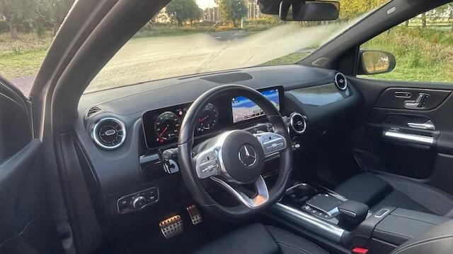 Mercedes-Benz B-KLASSE 200 AMG LINE AUTOMAAT 1E EIGENAAR!! NAVIGATIE WIDESCREEN, LEER, MEMORY STOELEN, STOELVERWARMING, KEYLESS GO, ELEC. PANORAMADAK, DISTRONIC, DODEHOEK+SPOORASSIST, 360 GRADEN CAMERA, PARKEERHULP VOOR/ACHTER, MULTIBEAM LED, 18"AMG-VELGEN, ENZ. ENZ. FULL OPTIO
