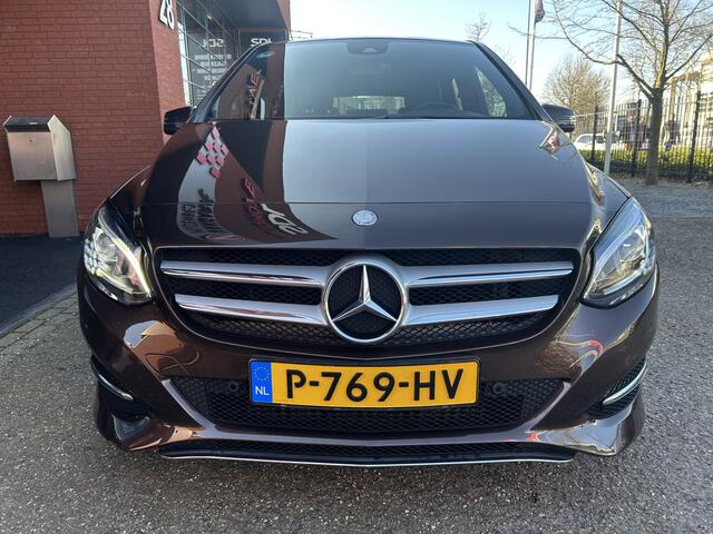 Mercedes-Benz B-KLASSE 180 Ambition // LED // NAVI // CLIMA // HALF LEDER // PDC // STOELVERWARMING //