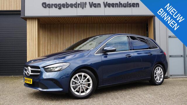 Mercedes-Benz B-KLASSE 220 190PK Launch Edition Premium Widescreen LED Burmester Trekhaak H-Leder 17inch LM A-Camera *NL auto*